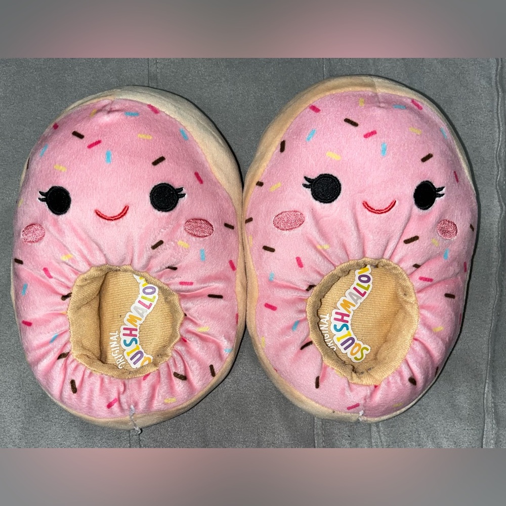 Squishmallow Kids Size 11-12  Dabria the Donut Slippers - EXCELLENT CONDITION